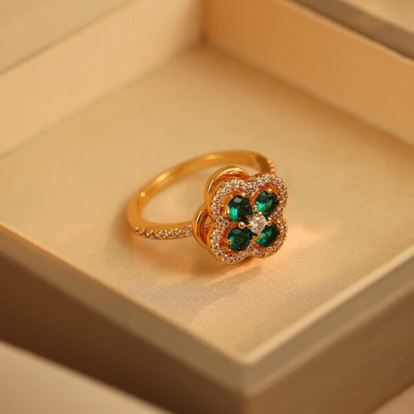 Clover Ring with Emerald