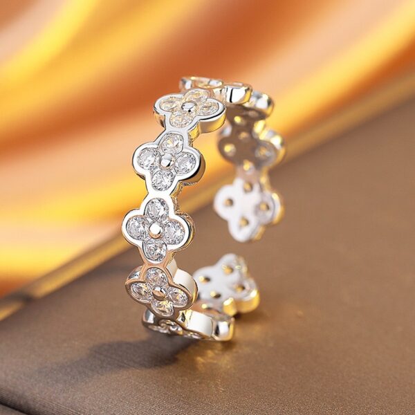 Four-leaf Clover Ring with Diamond