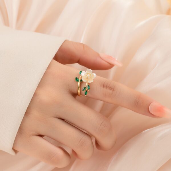 Elegant and Modern Open Flower Ring