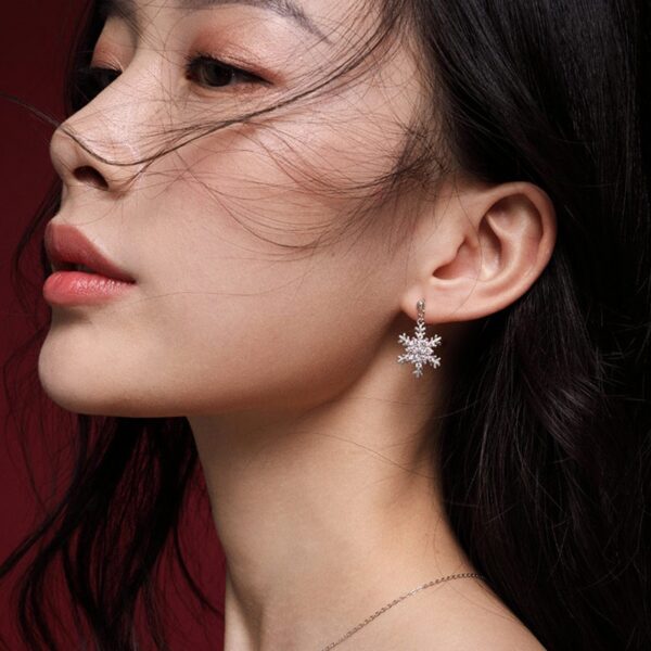 Snowflake-Shaped Earring